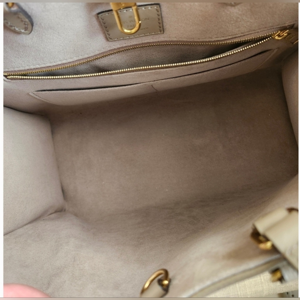 Louis Vuitton Giant Monogram Empreinte Tourterelle Onthego MM - Picture 4 of 15